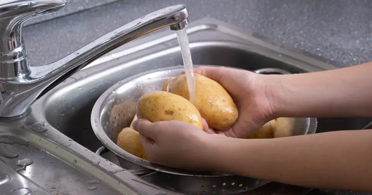 Lavare le patate prima di mangiarle per evitare la contaminazione