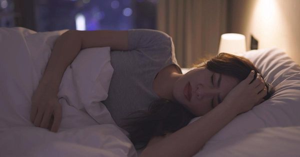 Perché una luce mentre dormi può essere dannosa per la tua salute