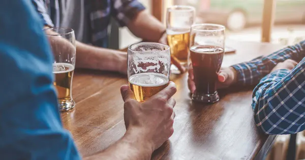 Il consumo di alcol espone gli uomini a un rischio maggiore di sviluppare la gotta rispetto alle donne.